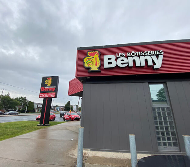 Vue extérieure d’une rôtisserie Benny à St-Hubert Vue extérieure d'une rôtisserie Benny à St-Hubert